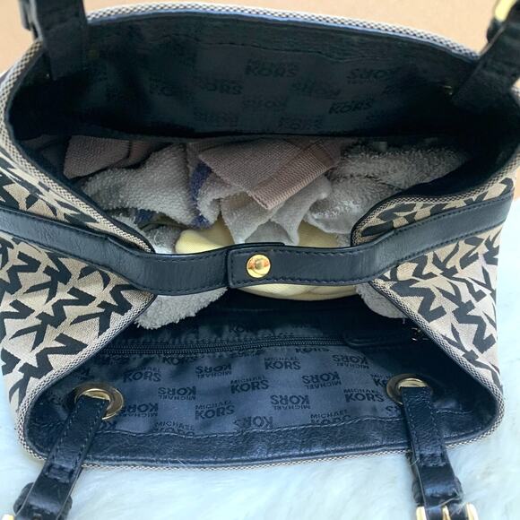 MICHAEL KORS Black/White Monogrammed Canvas JET SET GRAB BAG Tote - Picture 7 of 16